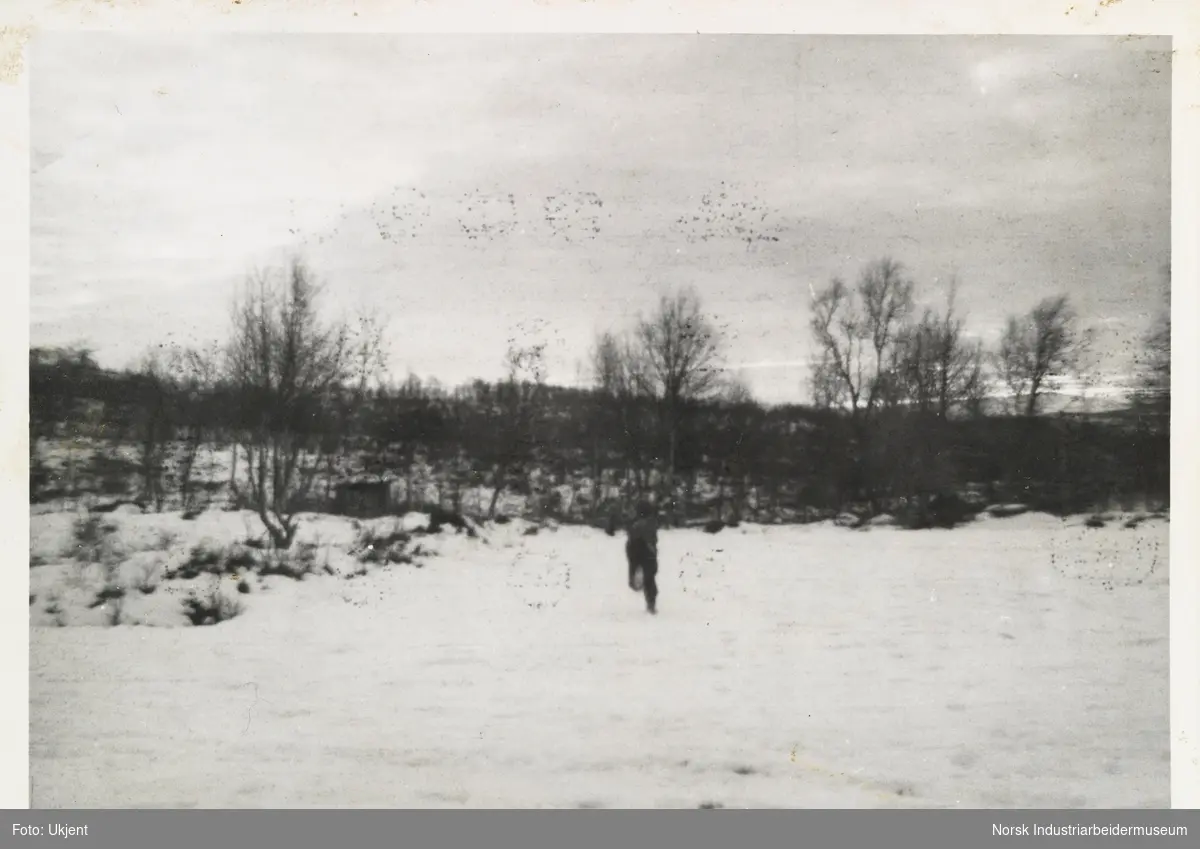 Olav Vågen i snøen på vei mot utetoallettet på gården Øst-Førnes