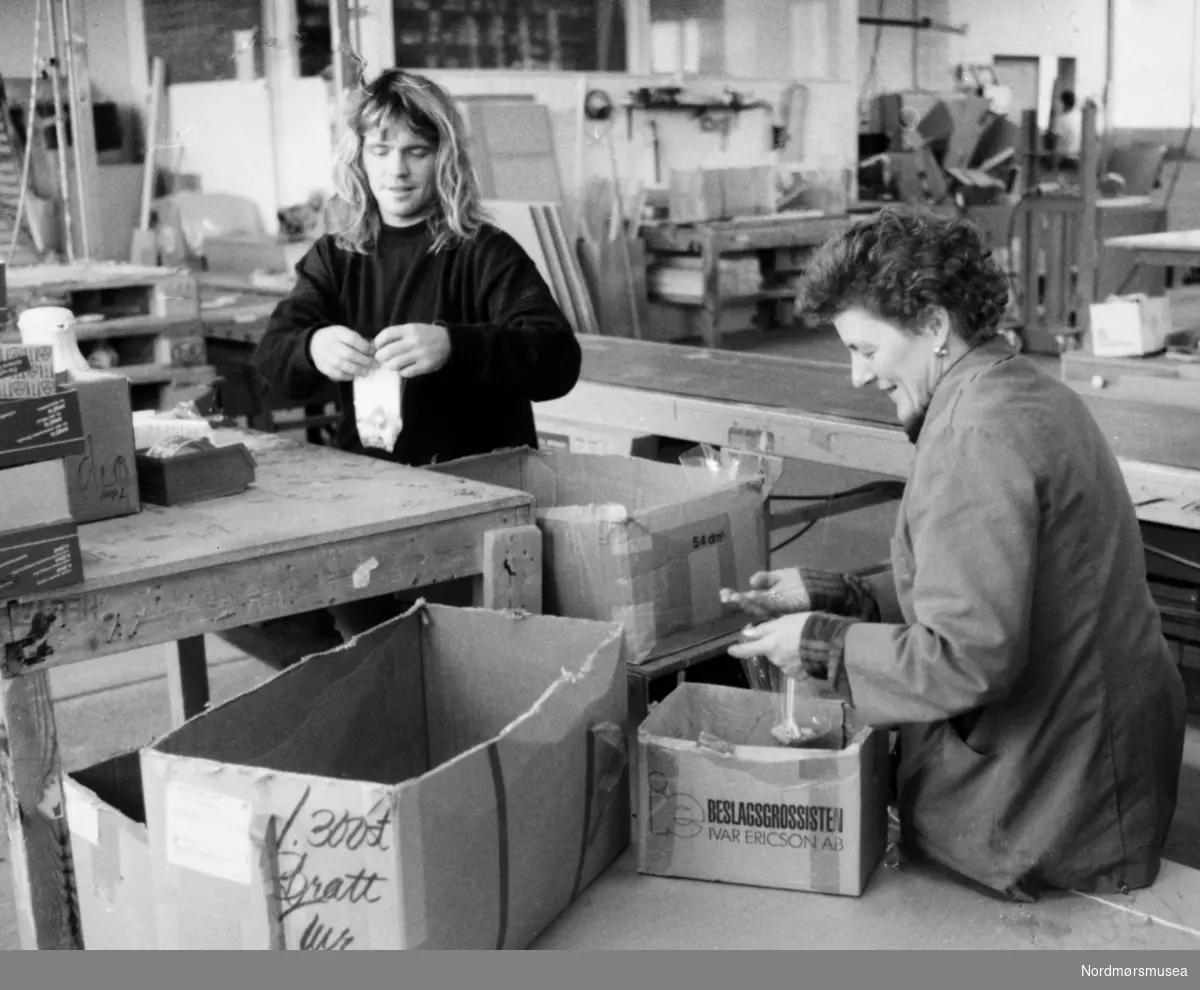 Svein Aspås og Eva Angvik monterte og pakket møbler ved Angvik møbelfabrikk i 1991. (Foto: Eilif Odde). -  Bildet er fra avisa Tidens Krav sitt arkiv i tidsrommet 1970-1994. Nå i Nordmøre museums fotosamling.