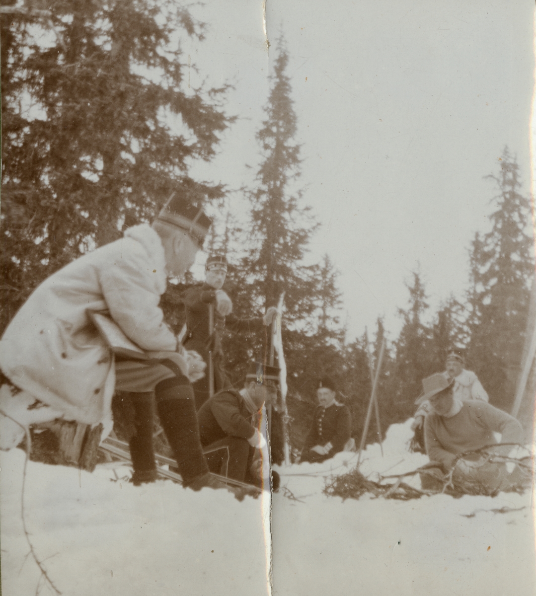 Text i fotoalbum: "Kungl. Krigshögskolans vinterfältövningar 1910. Rast".