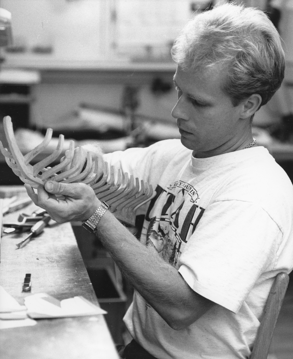 Modellbyggare Stefan Bruhn arbetar med spanten till en modell av en mälarjakt från 1700-talet.