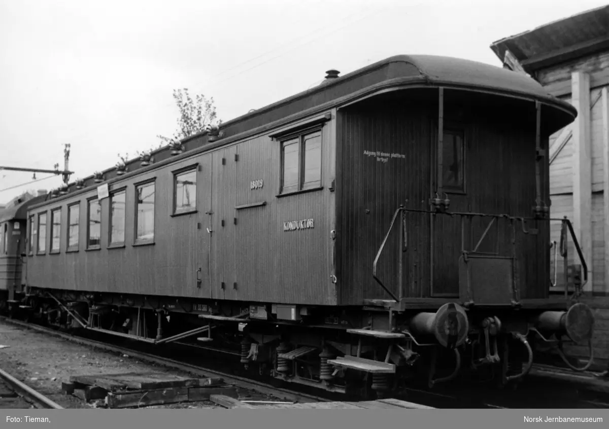 Kombinert person-, reisegods- og konduktørvogn litra BFo2b nr. 18019 i persontog til Trondheim på Storlien stasjon