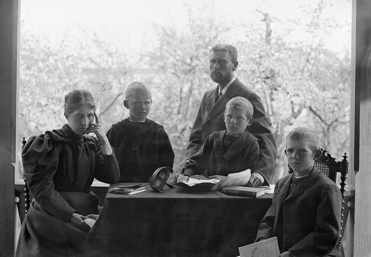 Karl Johan Hallin och hustrun Hedvig Durling med sönerna Uno, Arne och Sigvard på verandan till deras hem Ramsdal i Sankt Anna. Foto från omkring 1895.