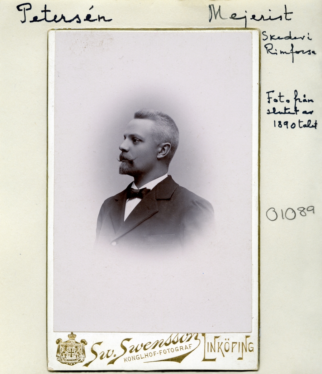 Porträtt av mejeristen Christen Petersén. Under 1895-1901 i tjänst vid mejeriet till Skedevi säteri i Kinda.