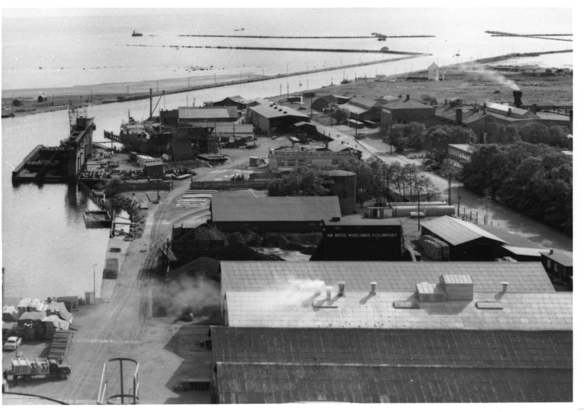 Foto över hamninloppet och bl.a. varvet och gjuteriet.