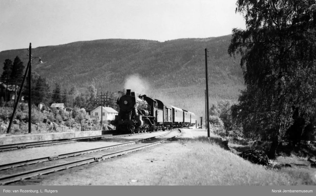 Damplokomotiv type 30b med persontog fra Trondheim til Oslo Ø på Sjoa stasjon