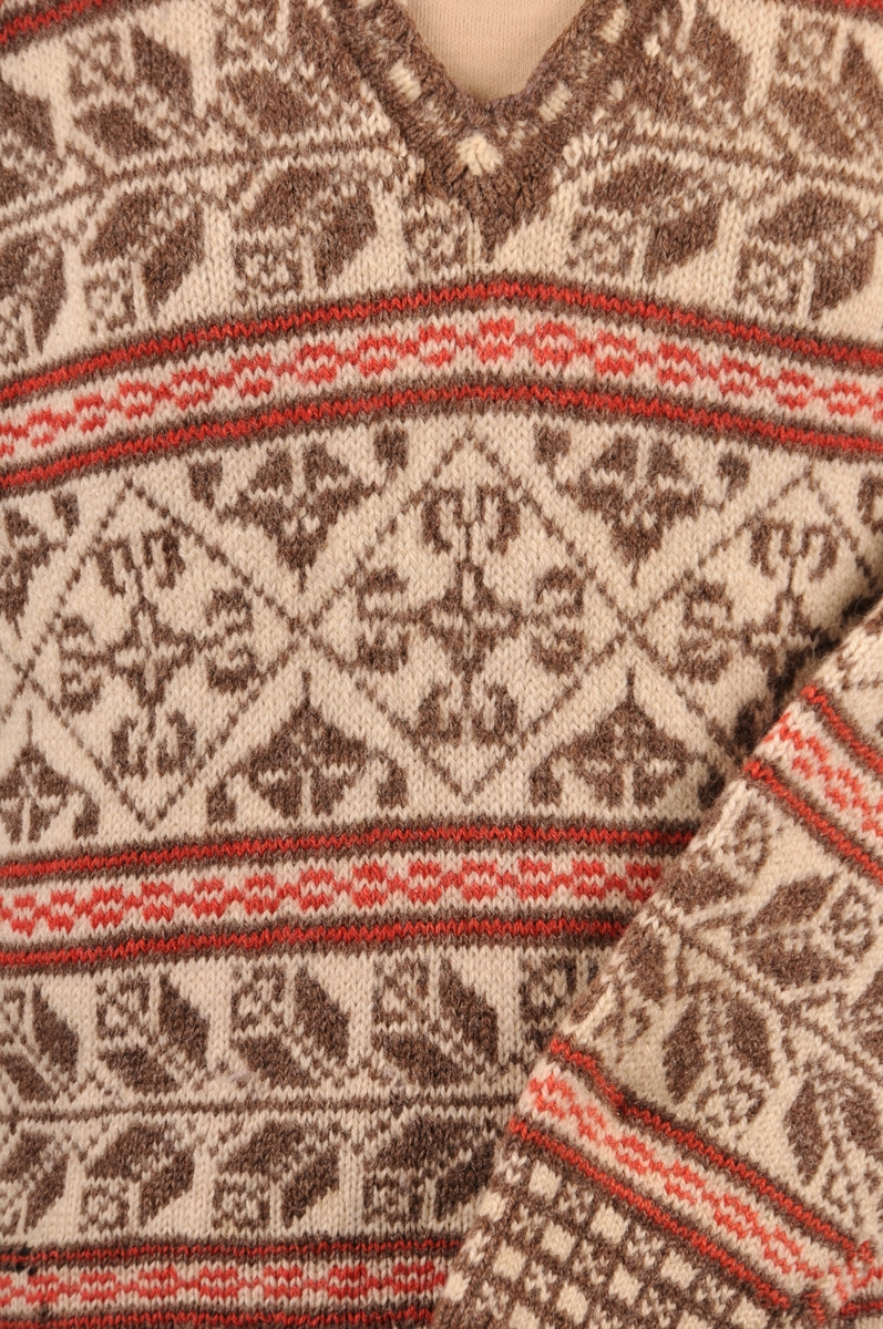 Strikka genser i ull med mønster. V-hals. Mønster langs heile genseren.