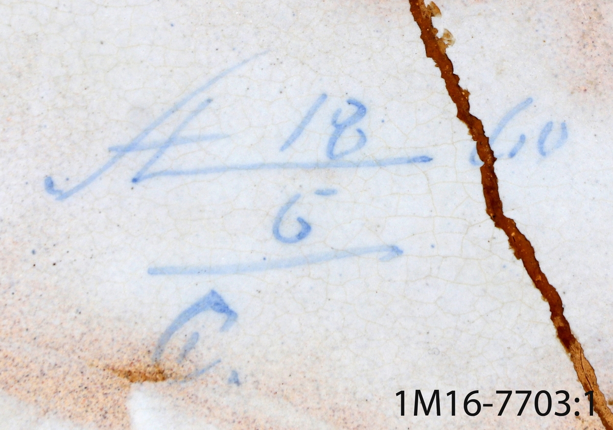 Terrin i fajans med handmålad dekor bianco sopra bianco samt koboltblått (bestående av bland annat växter och ornament). Terrinen har märkning i botten inuti, fyra korslagda streck, och i botten utanpå, St 18/6 60 C. Det kan utläsas som Stockholm (Rörstrand), 18 juni 1760 C.