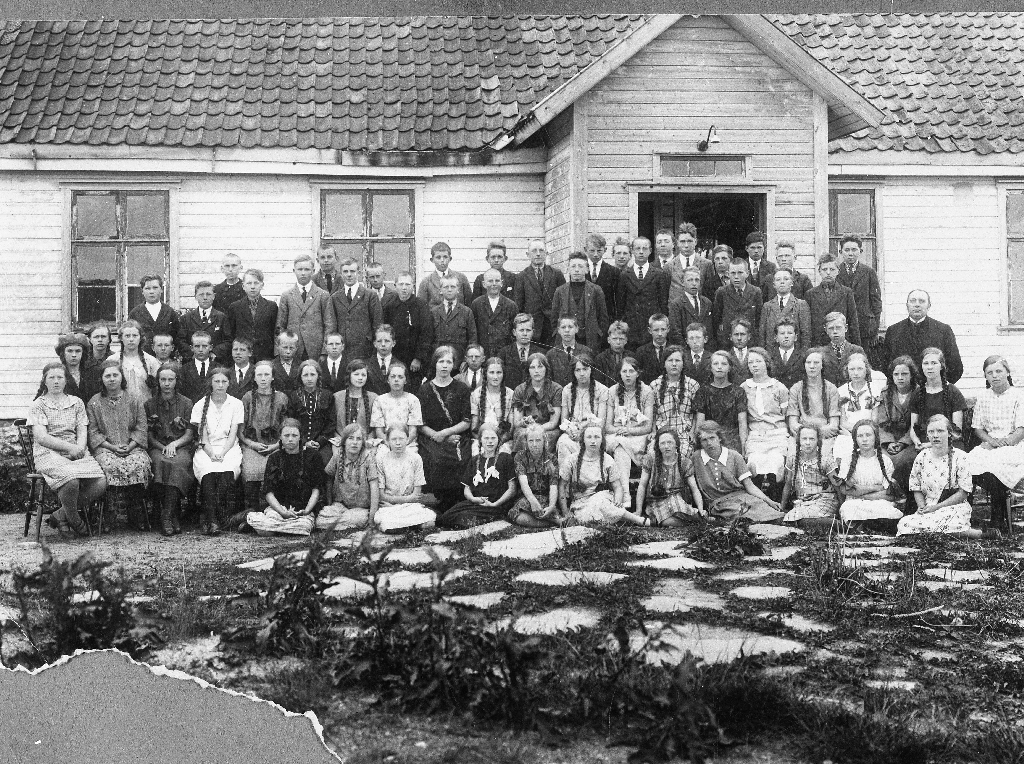 Konfirmantane i Time 1926 framfor ungdomshuset på Time. Det var siste året presten Bjerk Amundsen var i Time.