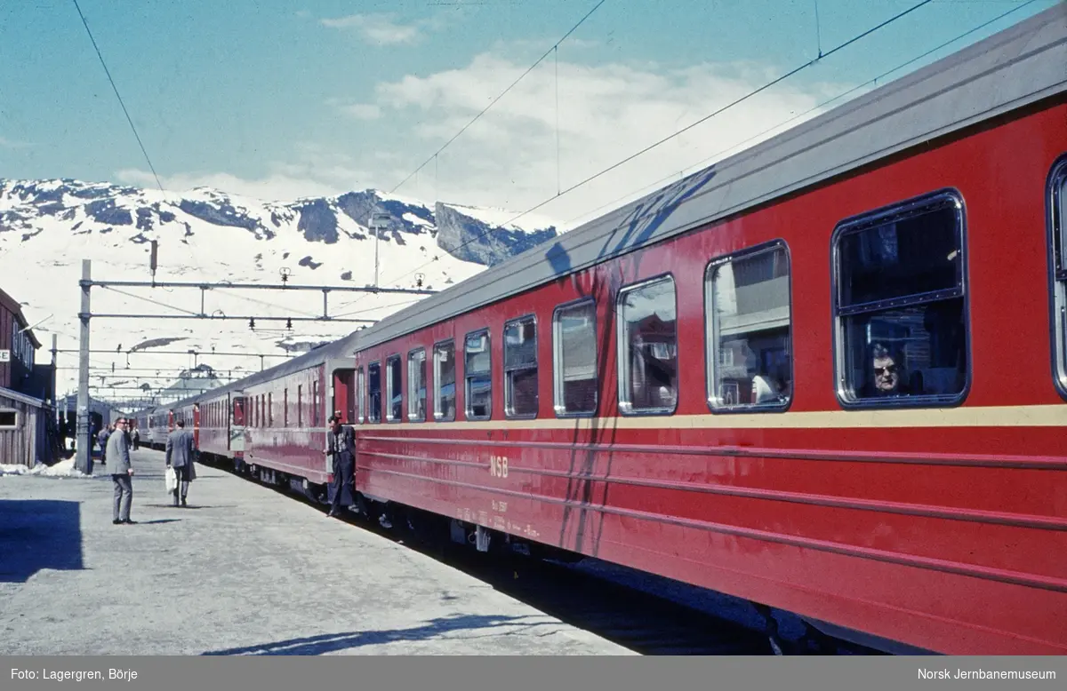 Dagtoget fra Bergen til Oslo Ø, tog 602, på Finse stasjon