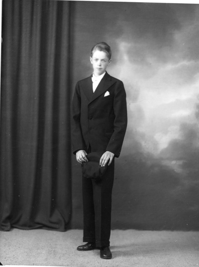 Porträtt av pojken Lennart Rydberg, möjligen i samband med konfirmation.