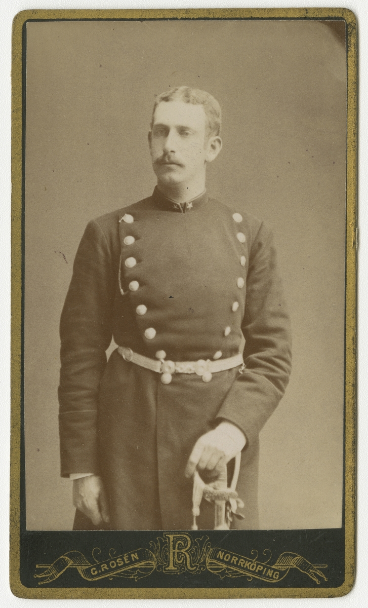 Porträtt av Ernst August Schlesinger, underlöjtnant vid Andra livgrenadjärregementet I 5.

Se även bild AMA.0008507.