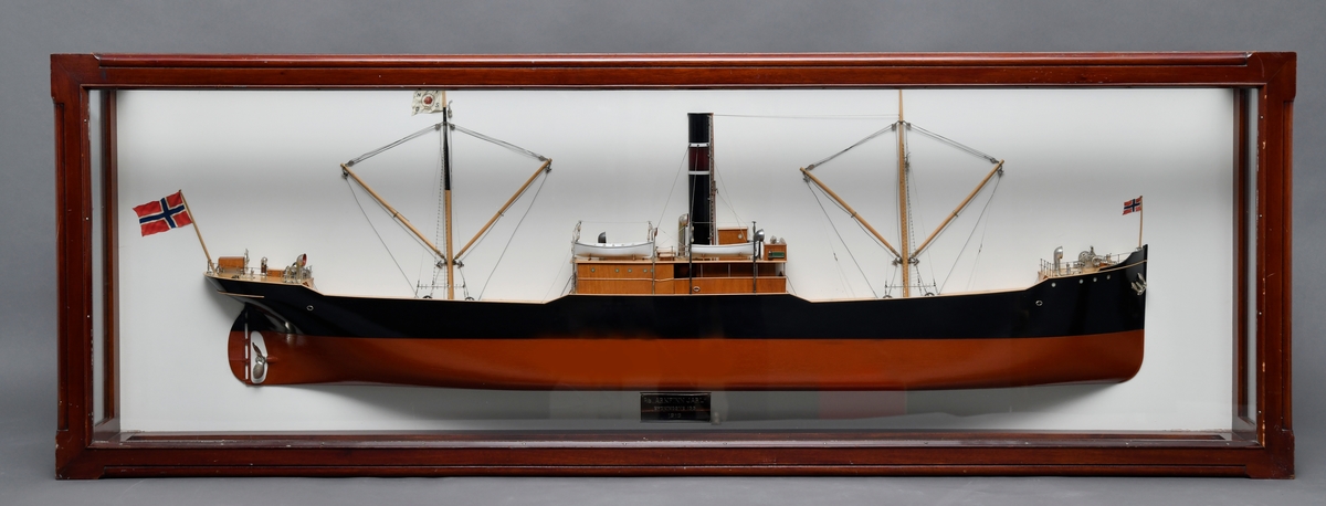 En halvmodell av et dampskipet "Arnfinn Jarl" (B.nr.155, TMV 1913) i en glassmonter til oppheng på vegg.