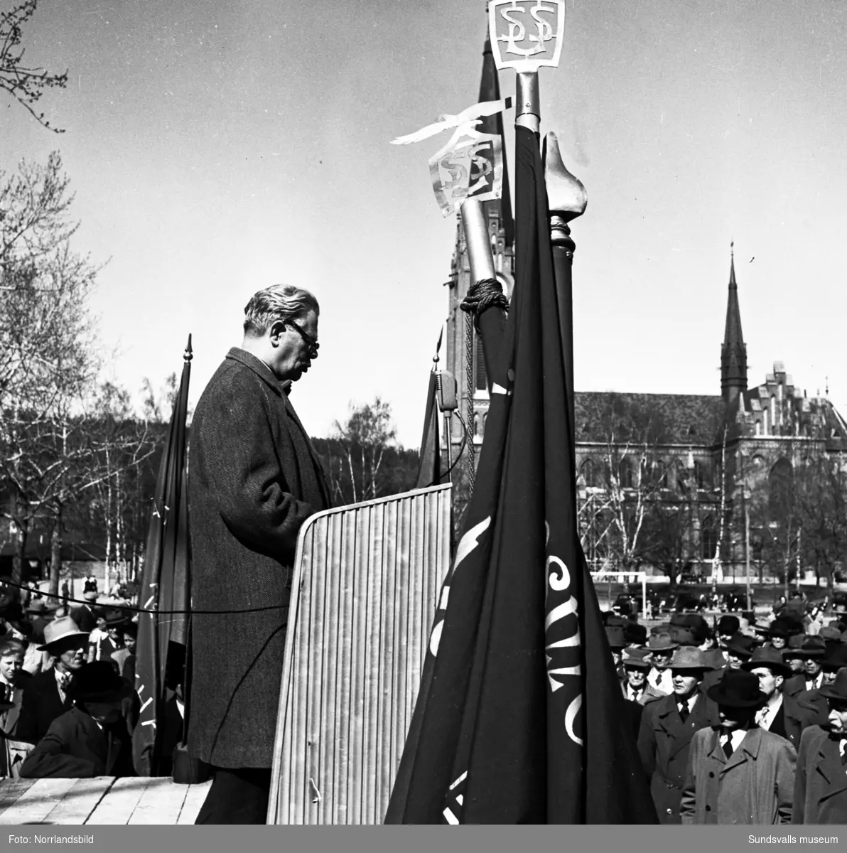 1 maj 1959 med talare på läroverksplanen samt demonstrationståg på Köpmangatan och torget.