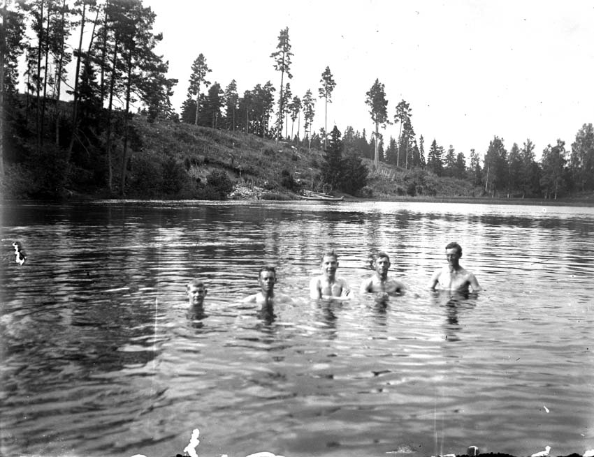 Olbergas bagar-pojkar badar i sjön Buren. - Västmanlands läns museum ...