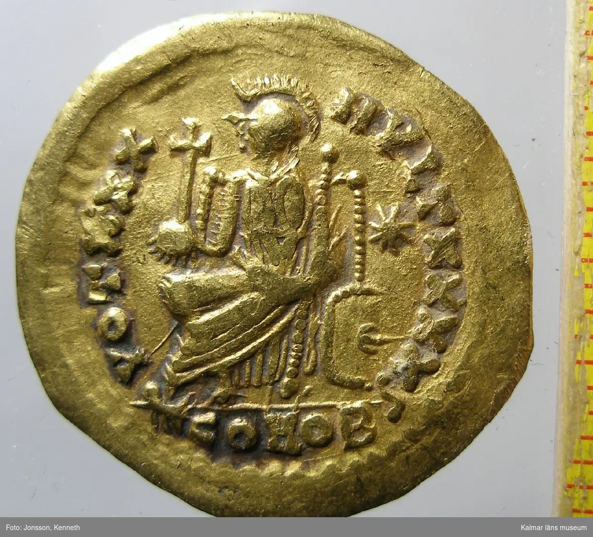 KLM 25382 Mynt, solidus, guld. Präglad för Theodosius II (408-450), imitation. Bestämning: F 345.
