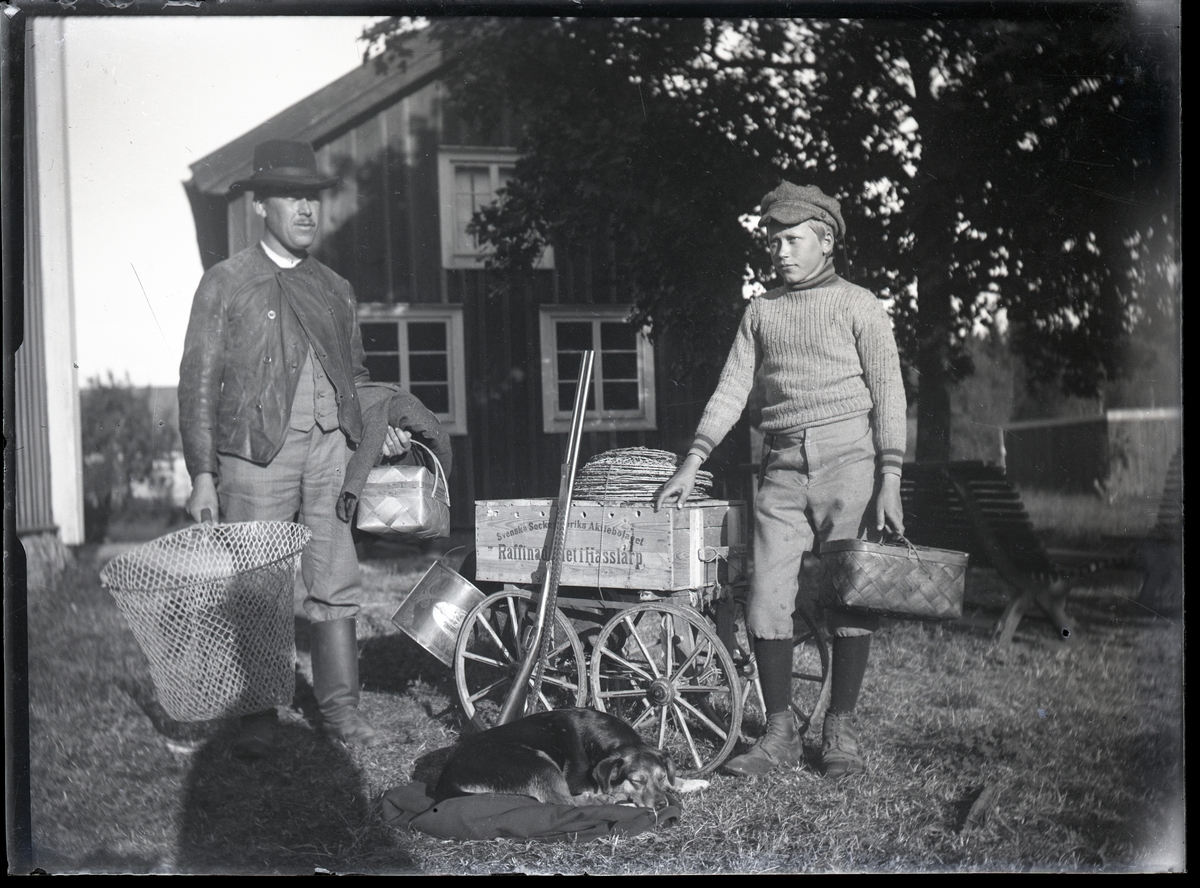 Anders Gustav och Albert Andersson, kräftfiske i Dammsjön.
