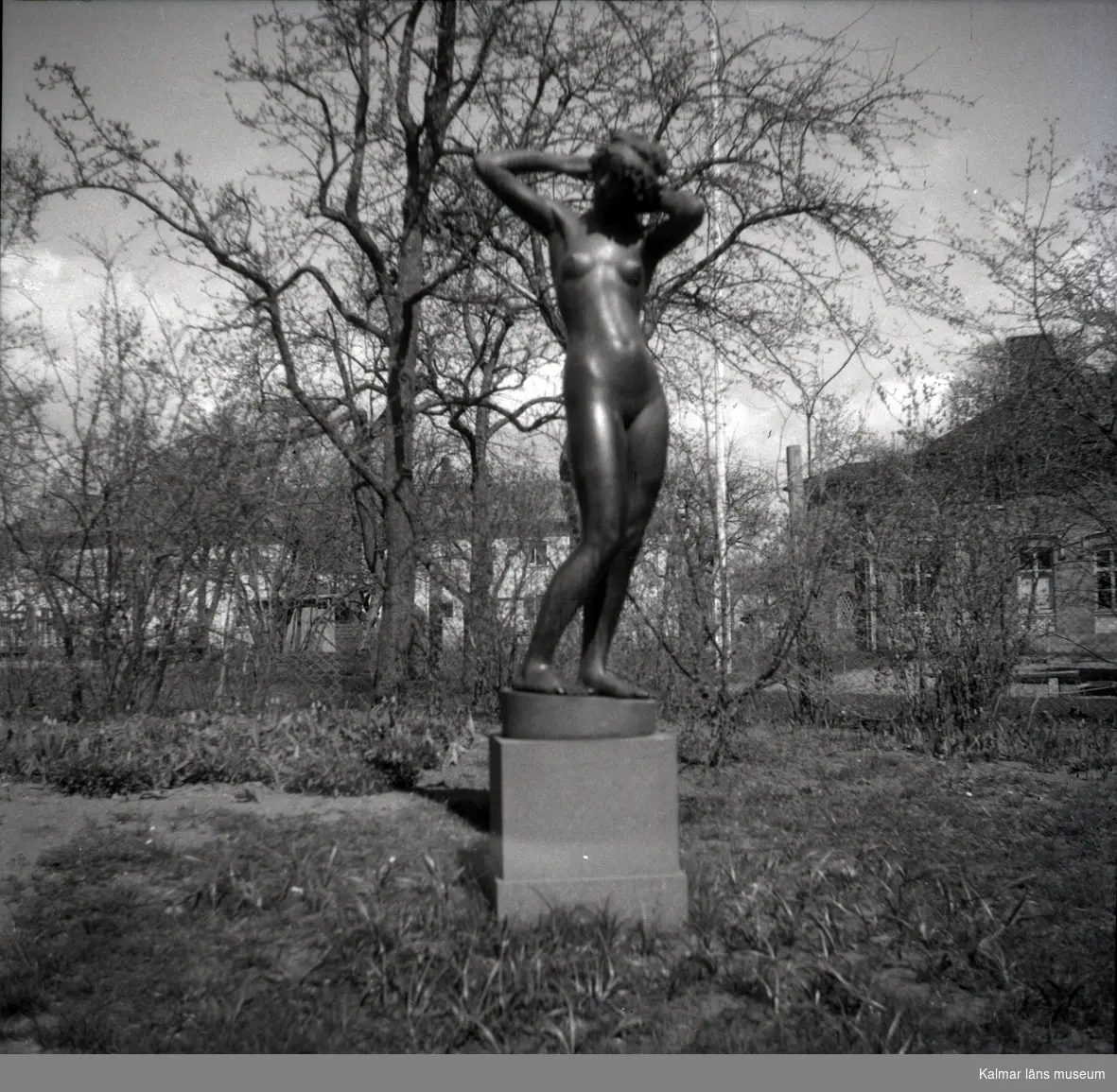 Statyn "Flicka knyter sitt hår" i Dryaden i Kalmar. Statyn stod tidigare vid gamla konstmuseet.