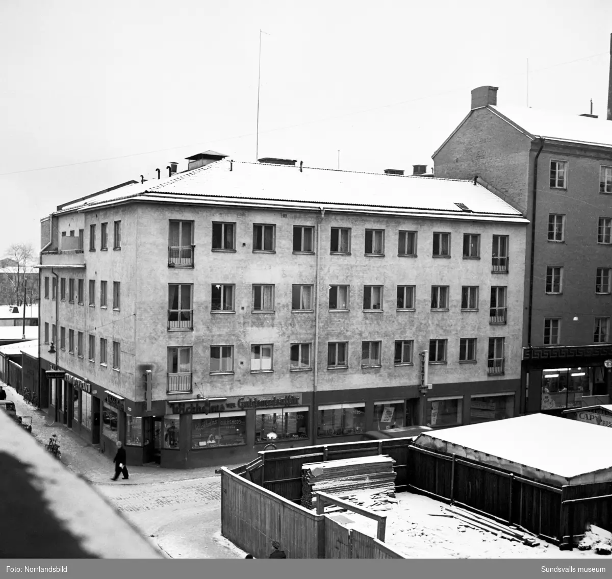 Fastighet i hörnet av Nybrogatan och Trädgårdsgatan med bland annat Wickholms guldsmedsaffär i gatuplan.