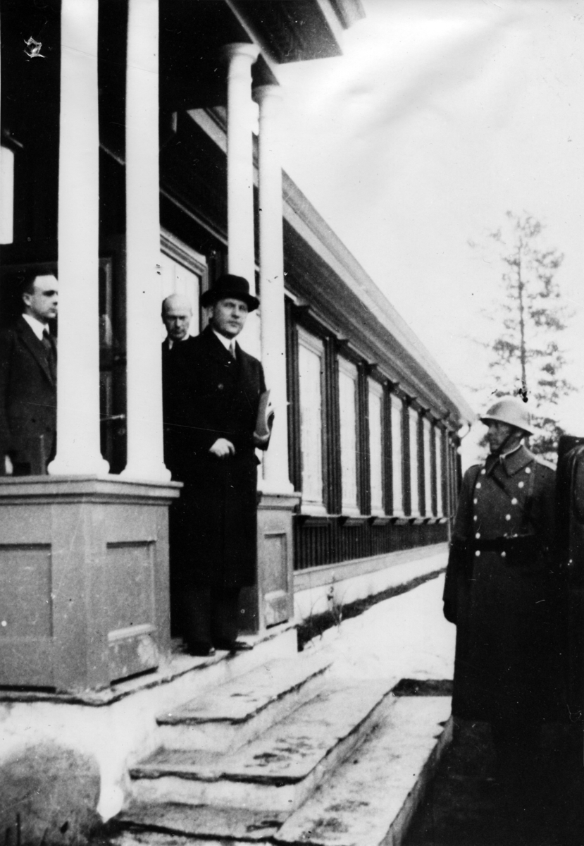 Dr. Curt Bräuer,tysk diplomat på Folkehøgskule i Elverum 10.april 1940.