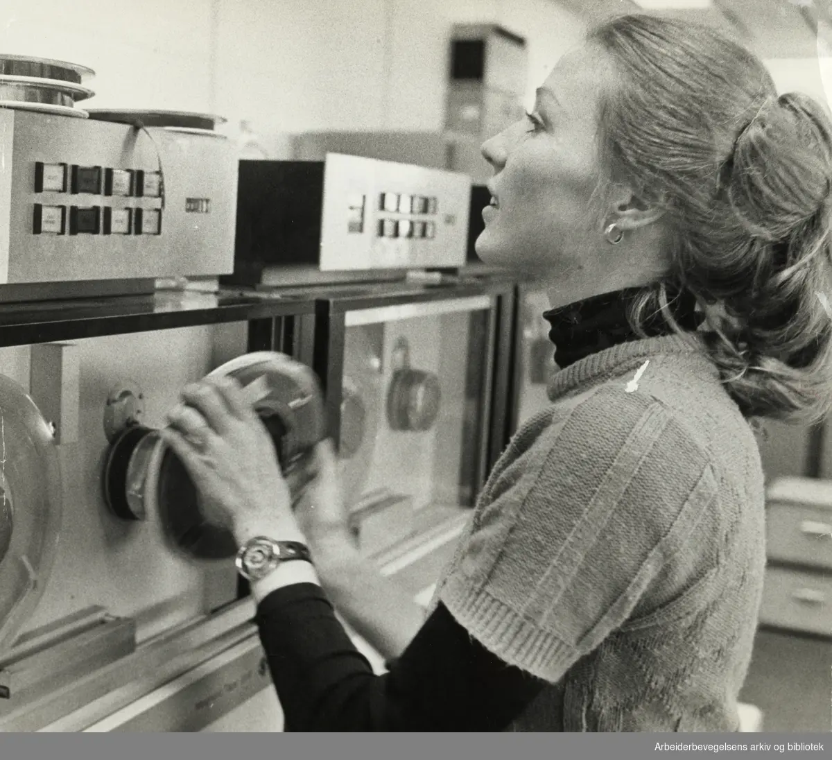 Postgirobygget. Sissel Nordlund foran en av datamaskinene som er for optisk lesing av giro-blanketter. Mars 1976