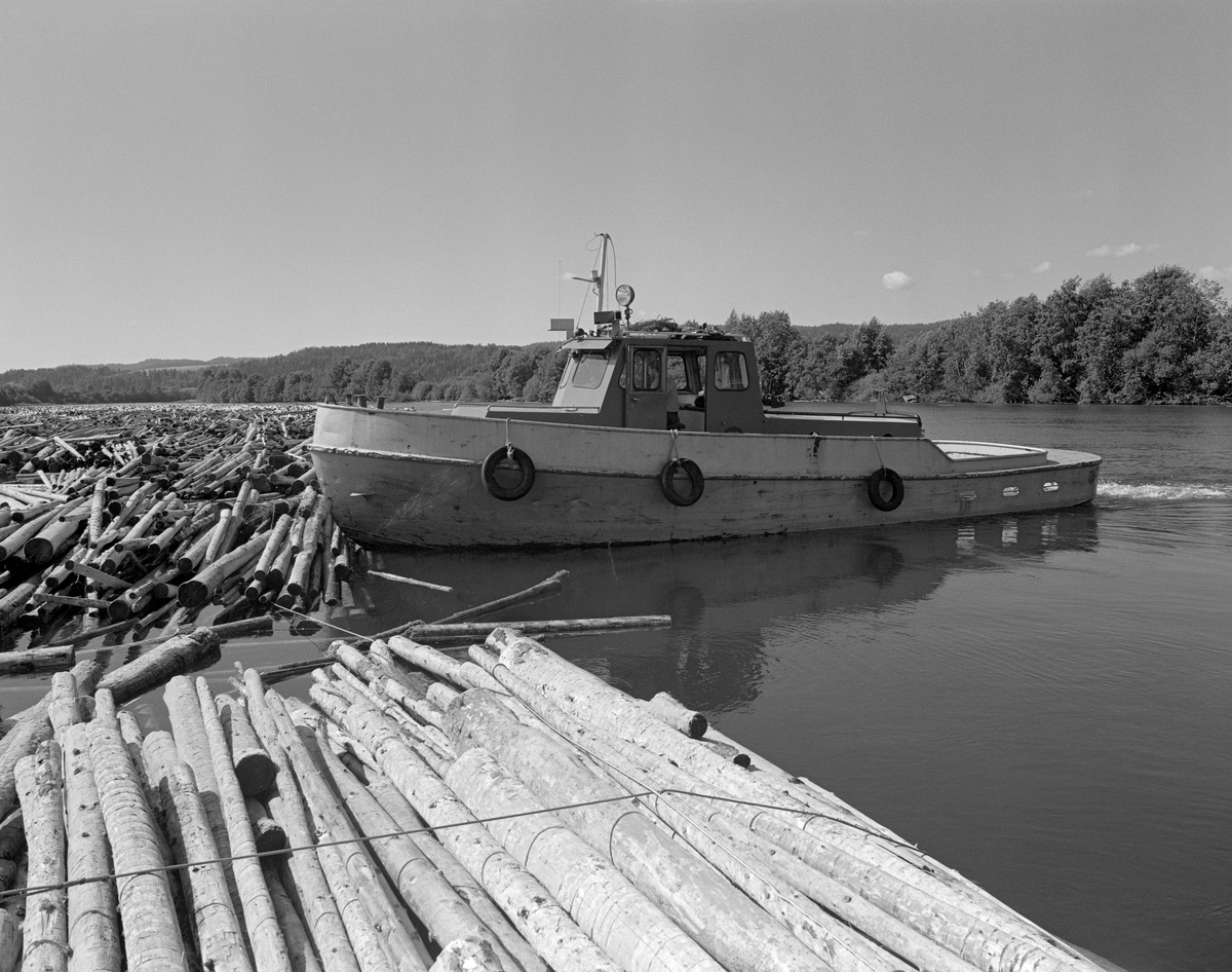 Slepebåten «Rauma», fotografert i deltaområdet lengst nord i innsjøen Øyeren i Glommavassdraget, der dette fartøyet ble mye brukt i forbindelse med buksering av fløtingstømmer. Dette var den andre slepebåten Glomma fellesfløtingsforening disponerte som hadde Rauma-navnet. Den første var en 48 fots dampbåt fra 1898, som startet sesongen med å slepe soppemaskinene til lenseanlegget i riktige posisjoner. Når dette materiellet var i drift, ble den første Rauma-båten særlig brukt til å slepe «sopper» (tømmerbunter) fra opplagsstedet Vestvollen til den lokale skogindustrien på Nedre Romerike. Når sesongen var over, ble den samme båten brukt til å slepe de nevnte soppemaskinene til vinteropplagssteder. Etter 2. verdenskrig erkjente ingeniørene i Glomma fellesfløtingsforening at de mange gamle dampbåtene virksomheten disponerte var uøkonomiske i drift, først og fremst fordi de trengte et forholdsvis stort mannskap. Mange av de gamle fartøyene ble ombygd, men den 61 år gamle Rauma ble i 1959 erstattet av en ny liten slepebåt ved navn Rauma. Den ble bygd ved Knardalstrand Slip & Verft i Porsgrunn etter tegninger som Richard Furuholmen og Otto Scheen hadde utført i samarbeid med fløtingsingeniøren Kjell Bering.  Båten var 12,24 meter lang, 5,4 meter bred og veide 20 tonn. Den nye Rauma hadde en kraftig dieselmotor. Fram til 1971 ble den nye Rauma, som den gamle, brukt til å buksere tømmerpartier fra vindskjermen ved Vestvollen til den lokale industrien. Etter at denne industrien ble nedlagt ble denne båten i hovedsak brukt til å styre den bakre delen av «nedleggene» – lange kjeder av «sopper» – som ble slept forsiktig gjennom de grunne og svingete elevefarene i deltaområdet nedenfor Fetsund lenser mot Sofiedal eller Engelsvika i Rælingen, der nedlegget ble fortøyd mens de store slepebåtene Isnæs og Mørkfos, hentet nye nedlegg med bistand fra Rauma. To og to nedlegg ble bundet sammen til «vendinger», som ble slept videre nedover til Sandstangen eller Sleppetangen ved Glommas utløp av Øyeren. Det hendte også at Rauma gikk helt ned til sørende av Øyeren. Det var denne båten som slepte de aller siste stokkene fra lenseanlegget og sørover da fløtinga ble avviklet i 1985.  Rauma ble seinere overtatt av museet ved Fetsund lenser, som fikk finansiert en restaureringsprosess i 2004-2005. Museet bruker Rauma som arbeidsbåt i under vedlikehold av det nå fredete lenseanlegget.