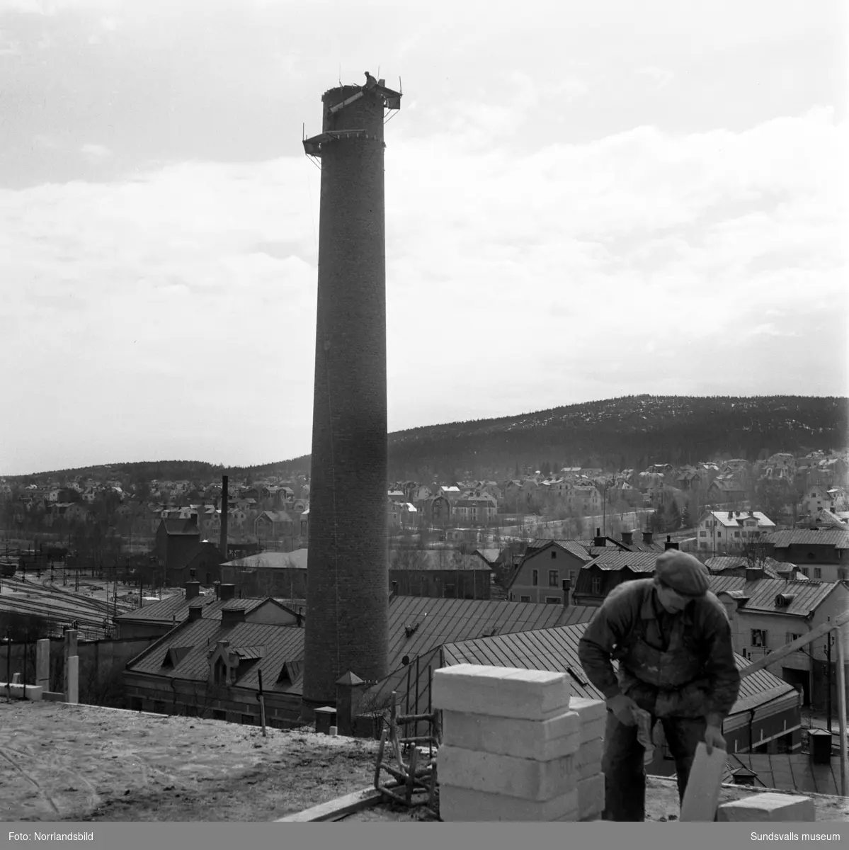 Vyer söderut fotograferade från bygget av Dagbladets fastighet vid Köpmangatan 1, gasverkets skorsten närmast i bild.
