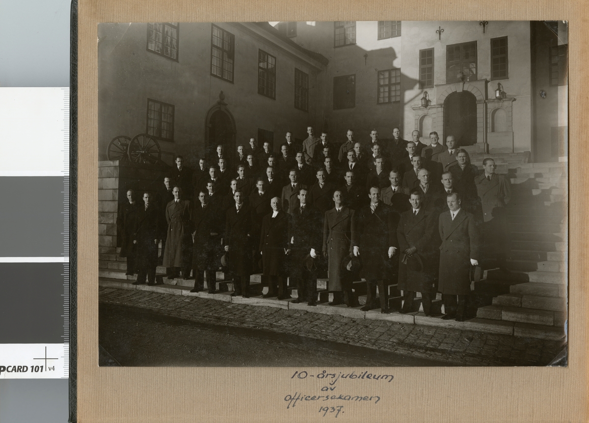 Text i fotoalbum: "10-års jubileum av officersexamen 1937".