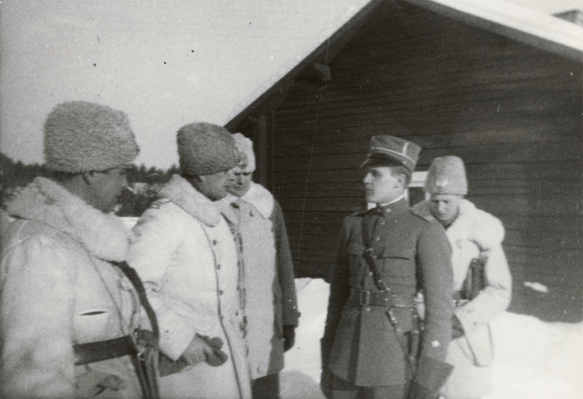 Text i fotoalbum: "Studieresa i Övre Norrland, mars 1940. Magchef utfrågas".