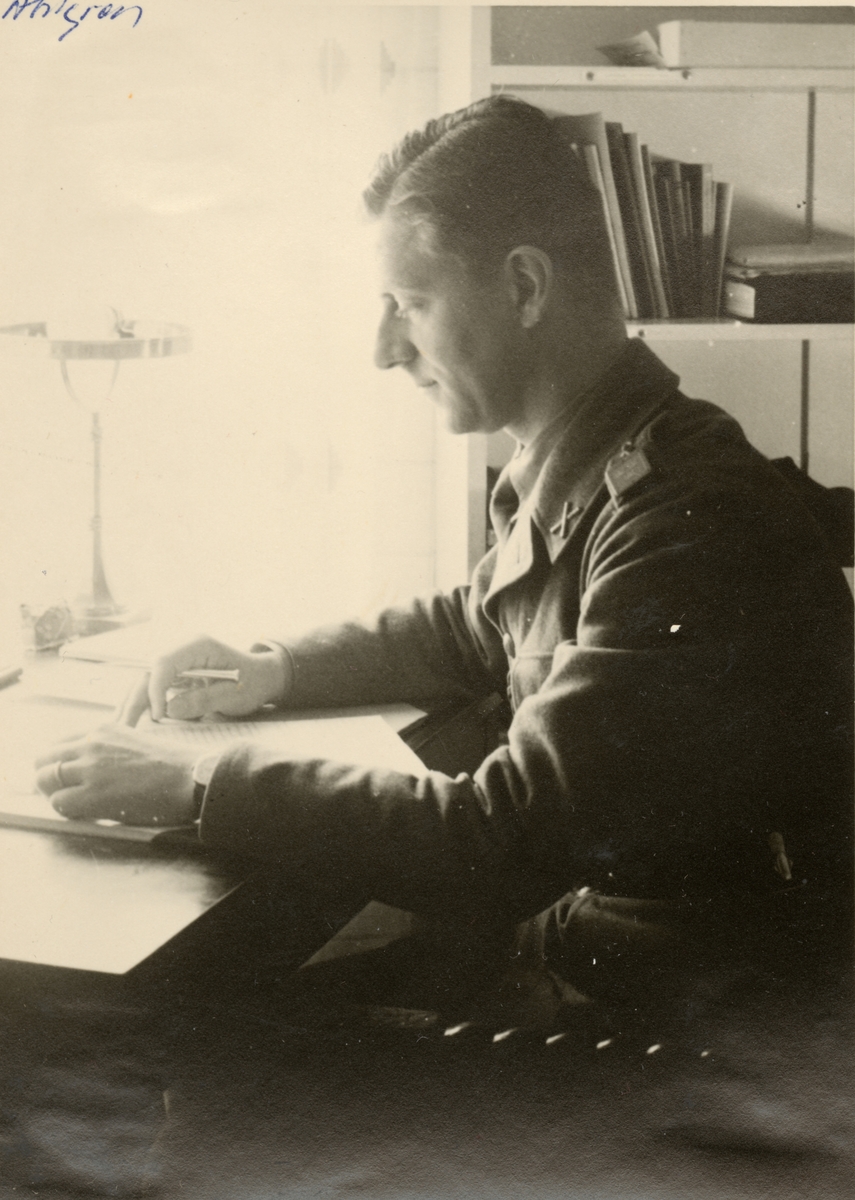 Text i fotoalbum: "Beredskapstjänst april-okt 1940 vid Fältpost. Ahlgren".