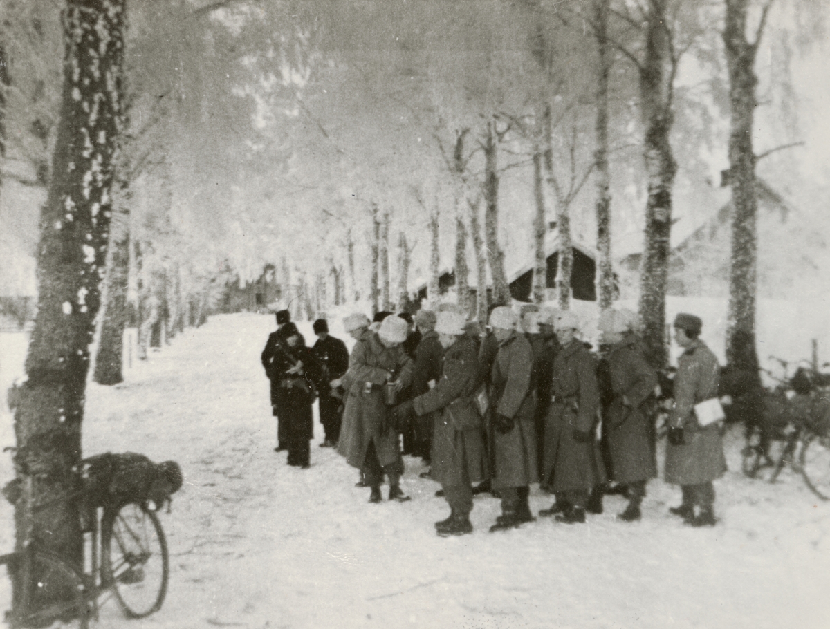 Text i fotoalbum: "Komissarieskolan vid I 9 Depå Axvall febr-mars 1941. Övningar".
