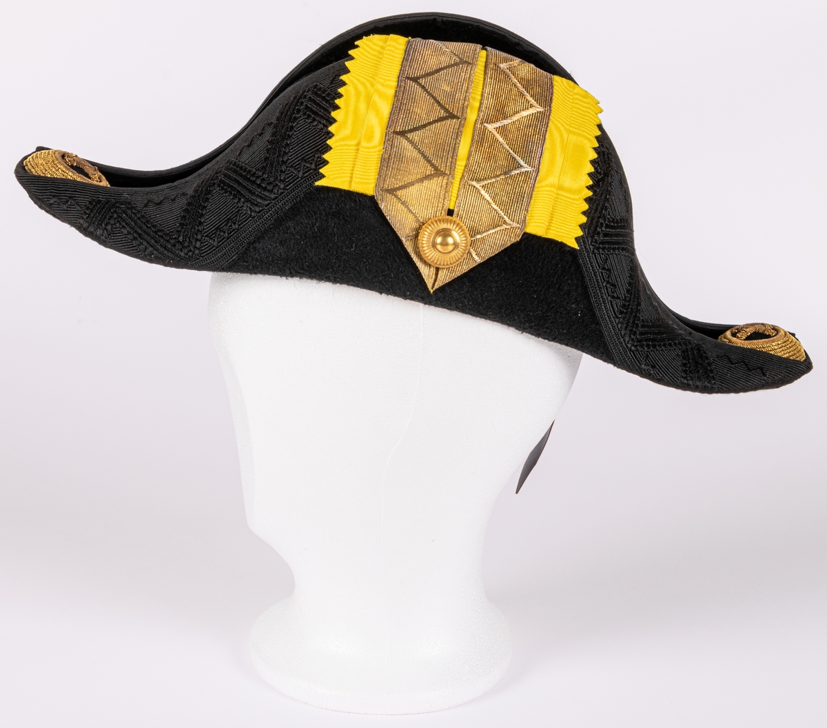 Uniformshatt till paraduniform med tillhörande hattask.