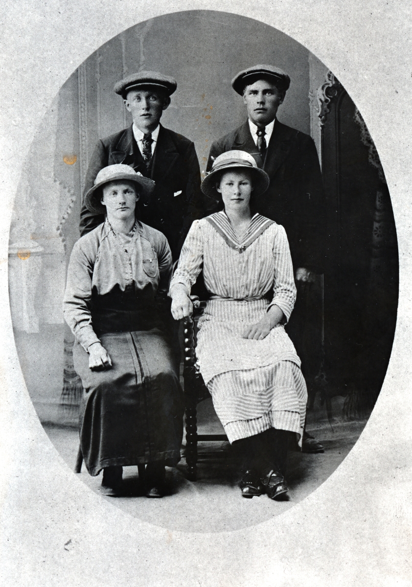 Atelierfoto av to kvinner og to menn fra Søndre Torsken, ca.1920