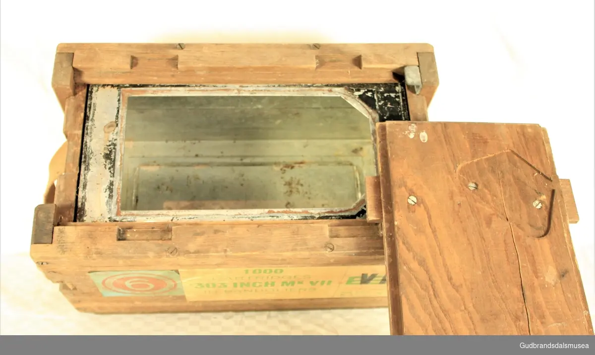Ammunisjonskasse for Lee Endfield.
Kassen er av tre, med ekstra boks innvendig av aluminium.
Lokk festet med stropp. Håndtak i begge ender av stropper.