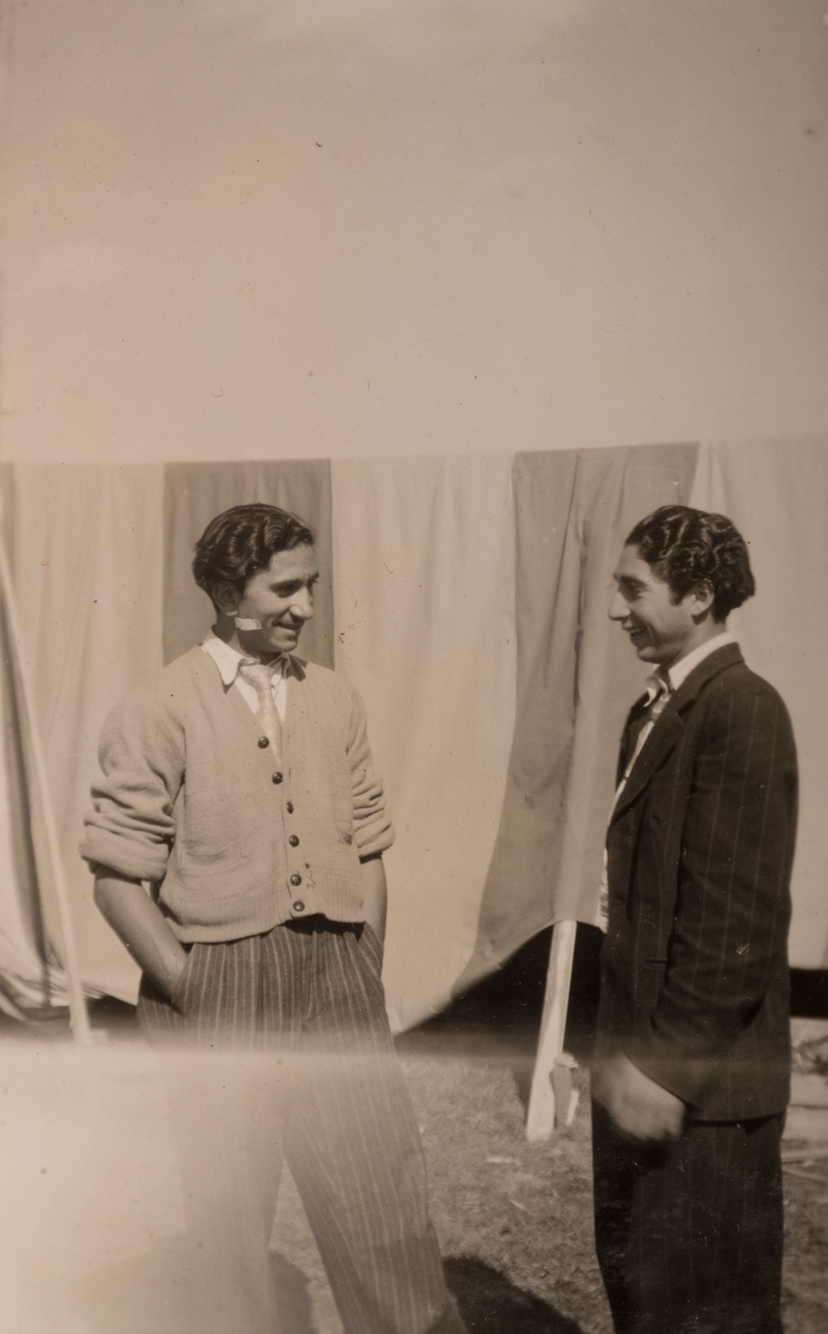 Två unga romska män står framför en tältduk i Sandviken juni 1947.