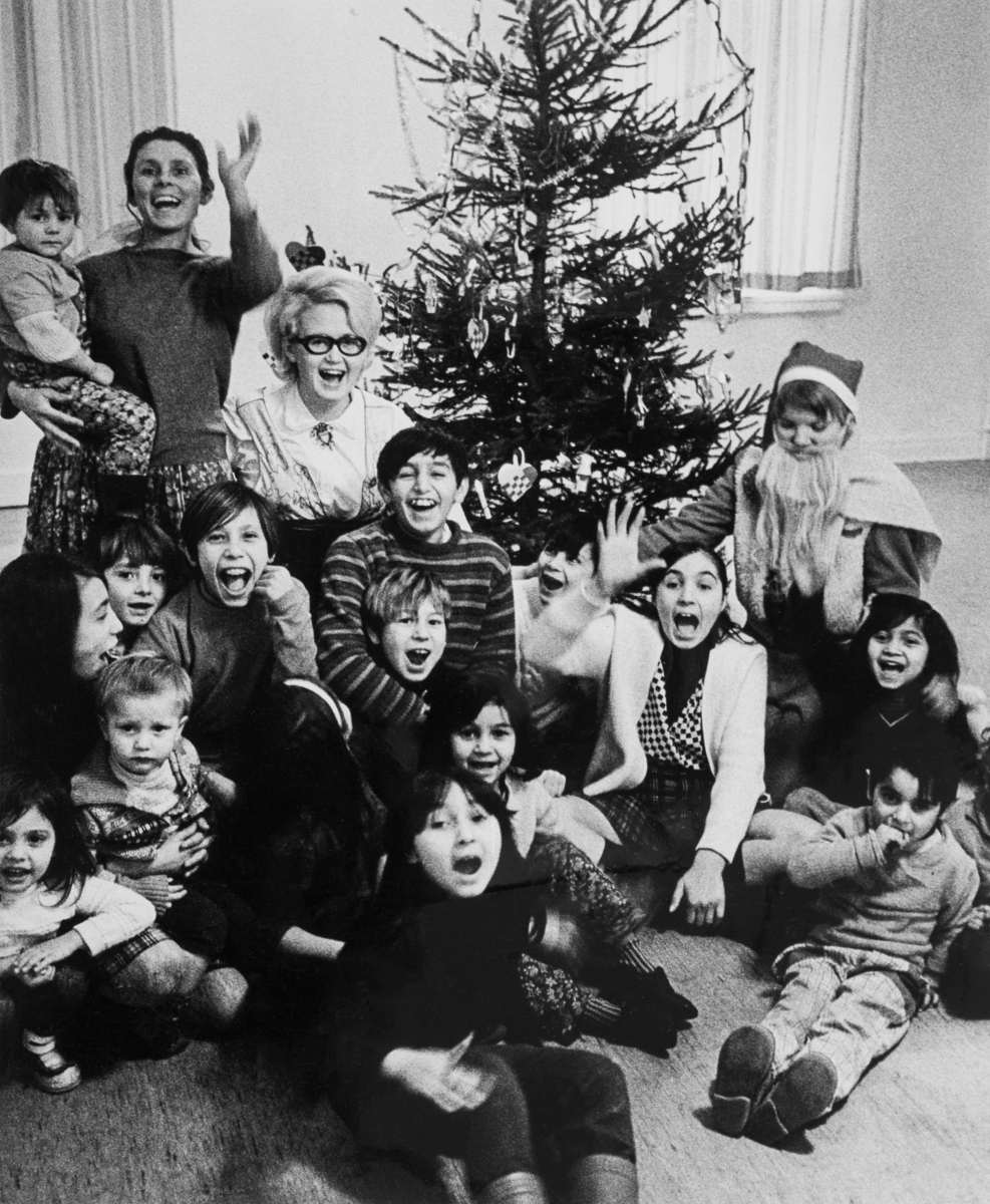En julfest arrangerad för sju romska familjer som anlänt till Sverige samtidigt som "de 47". Dessa sju familjer fick fick stanna i Sverige. Dagen före julafton 1969 arrangerade barnavårdsnämndens lekskola en julfest för de cirka 35 barnen.