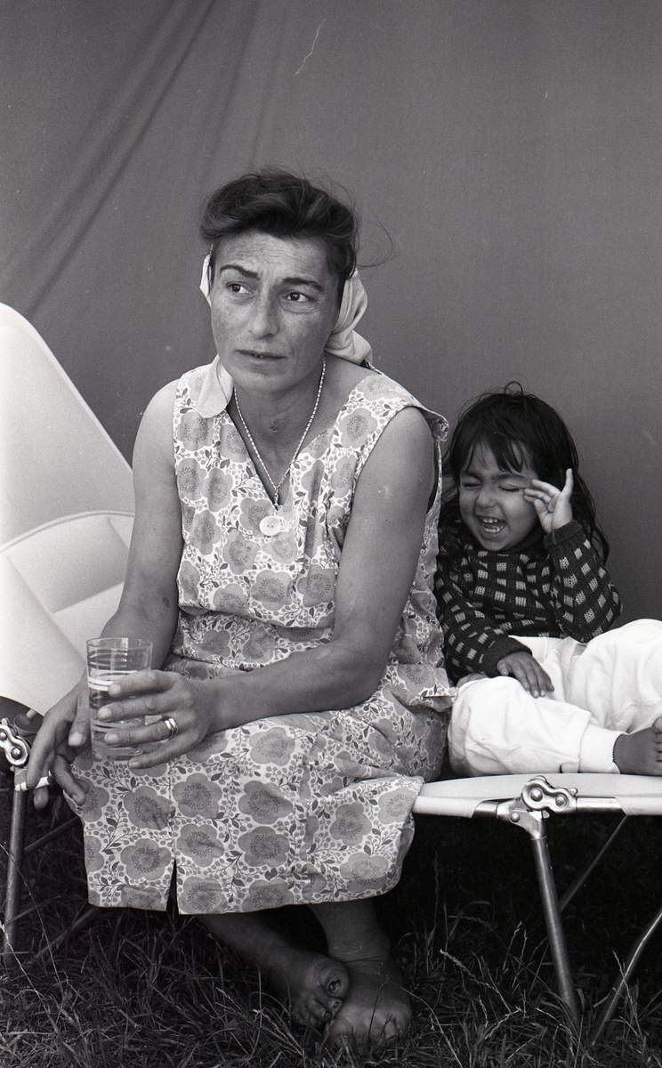 En mamma och hennes dotter porträtterade i samband med ett nyhetsreportage för Skånska Dagbladet sommare år 1963. I reportaget porträtteras familjen och hur de trivs med att ha blivit bofasta.