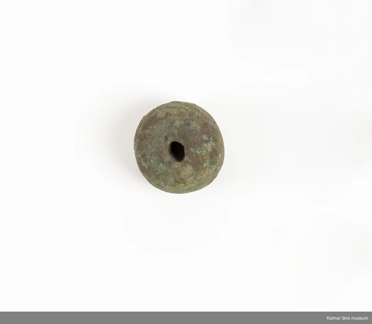 KLM 12653:4 Pärla, en pärla av brons? Datering 800-tal, funna i samma grav som spännbuckla vilken daterar graven till 800-tal.