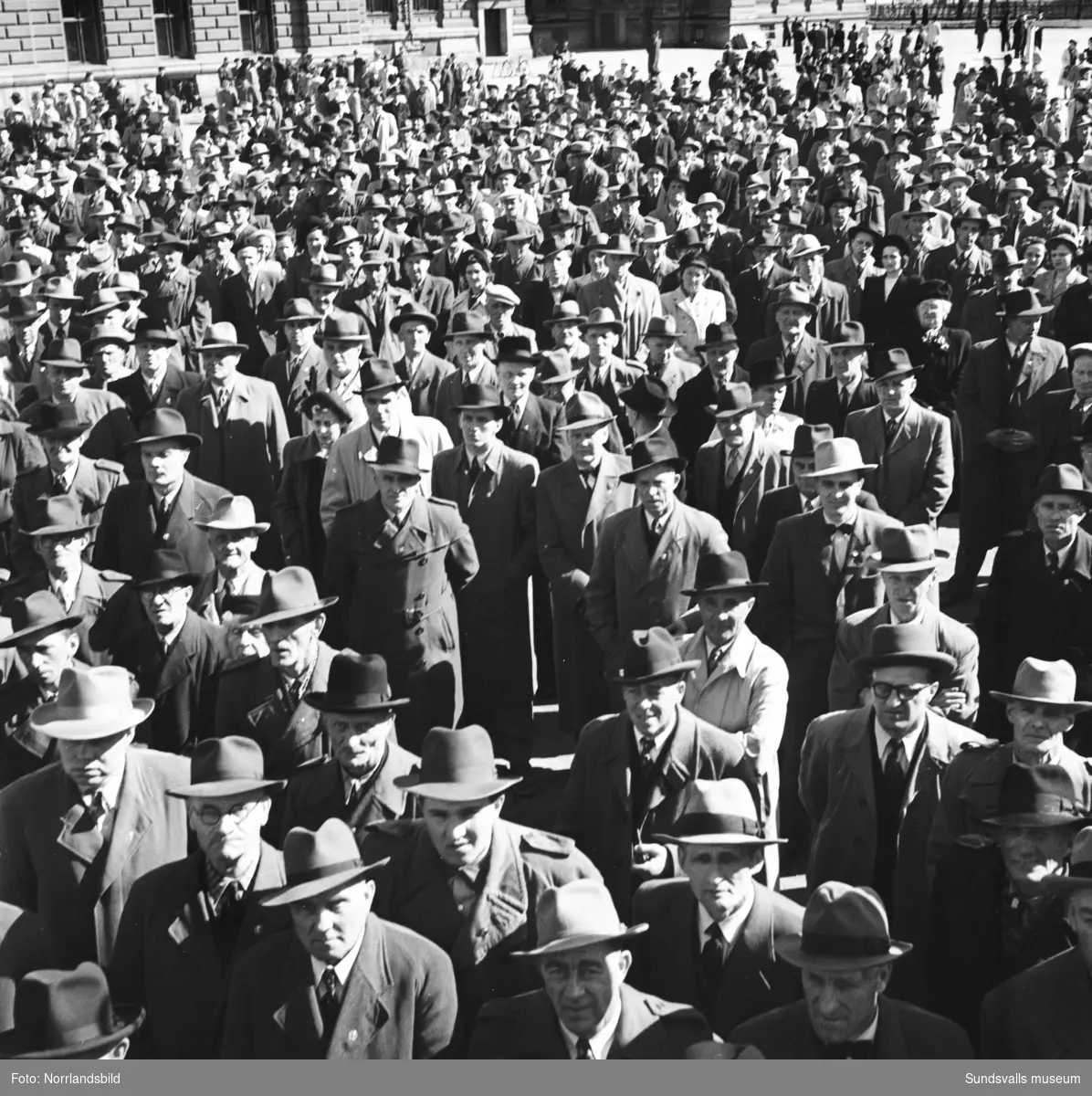 Stor bildserie från 1 maj-demonstrationer 1950 med samling och talare vid läroverket, demonstrationståg med blåsorkester, hästeskort, plakat och fanor in mot Storgatan och Stora torget.