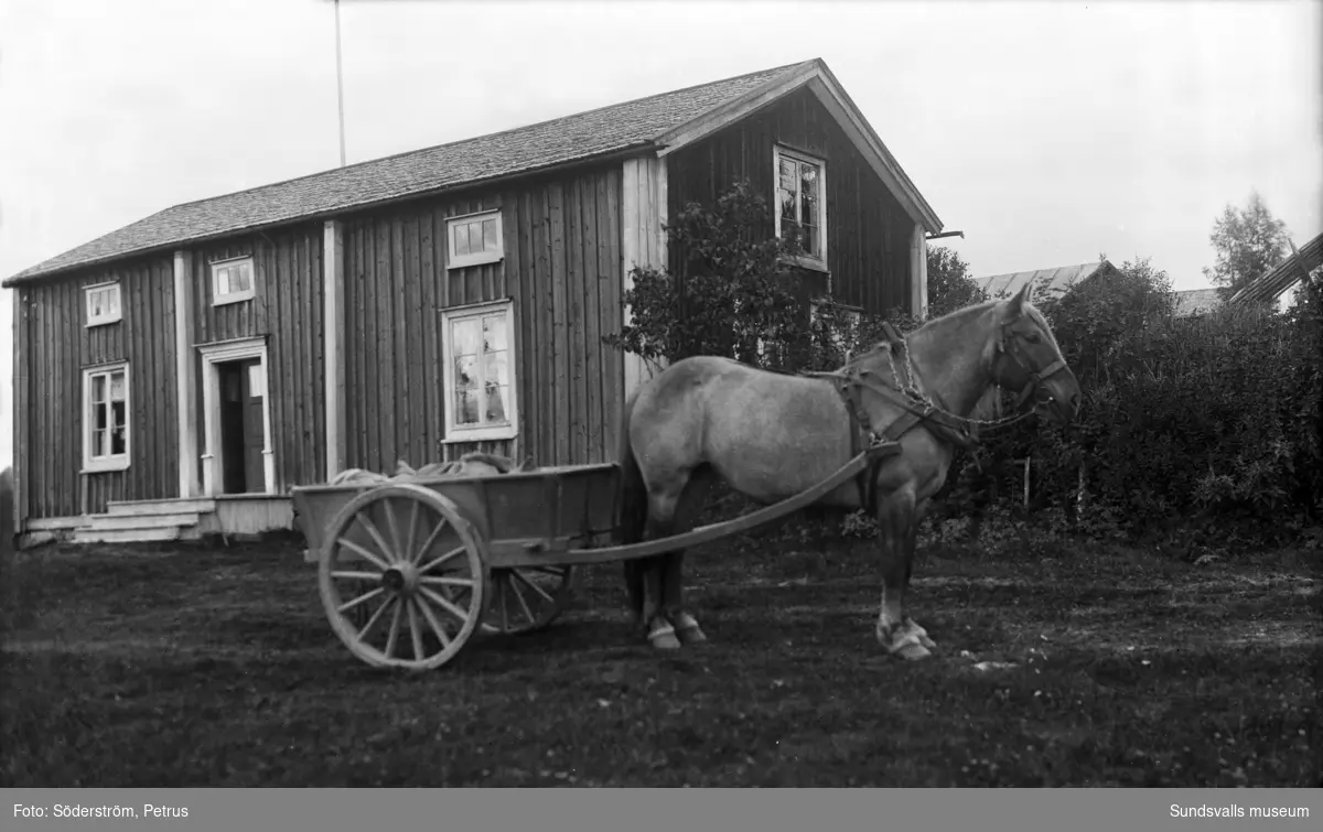 Gård i Kävsta eller alternativt Kårsta med hästdragen vagn framför. Gården är numera (2018) uppbyggd och flyttad till hembygdsgården.