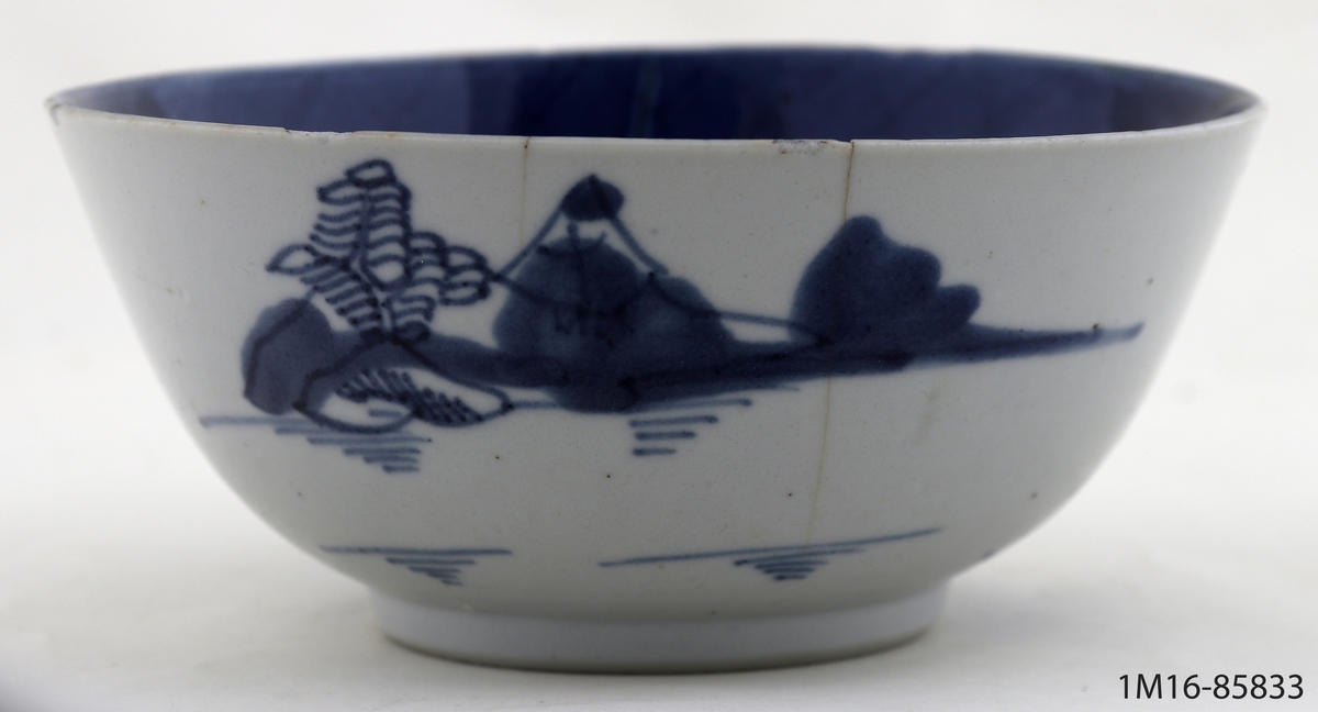 Spillkum eller skål av vitt ostindiskt porslin. Dekorerad med pagodlandskap i blått.