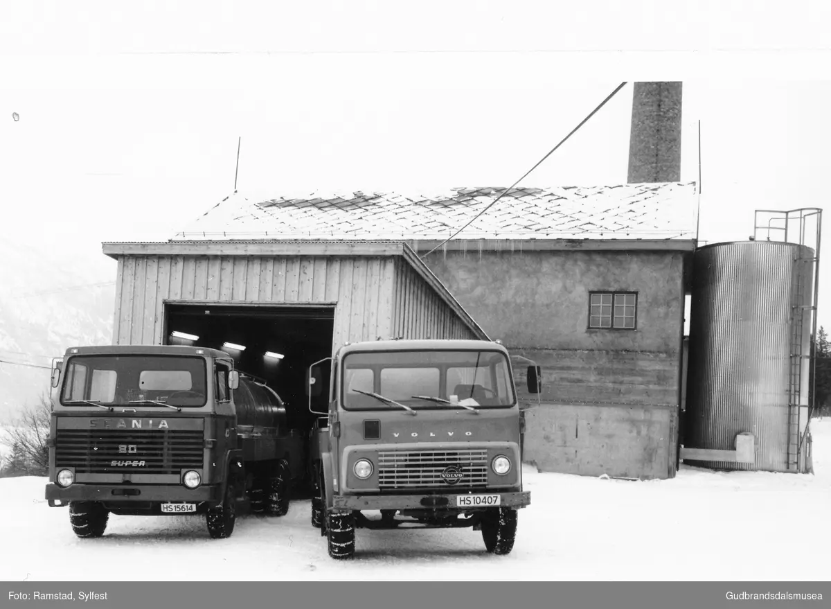 Lom og Skjåk Dampysteri.  
2 tankbilar ved den fyrste tankbilhallen