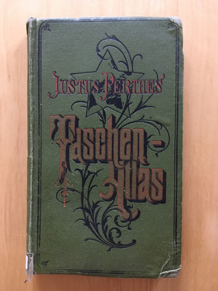Grön fickatlas med titeln i rött/guld präglad i pärmen: "Justus Perthes' Taschen-Atlas"