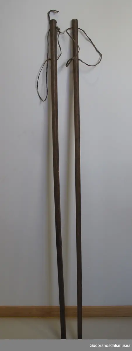 Et par skistaver i tre. Brukt på Bergensbaneanlegget rundt århudreskiftet. To cm. brede jernbeslag for endene festet med skruer.