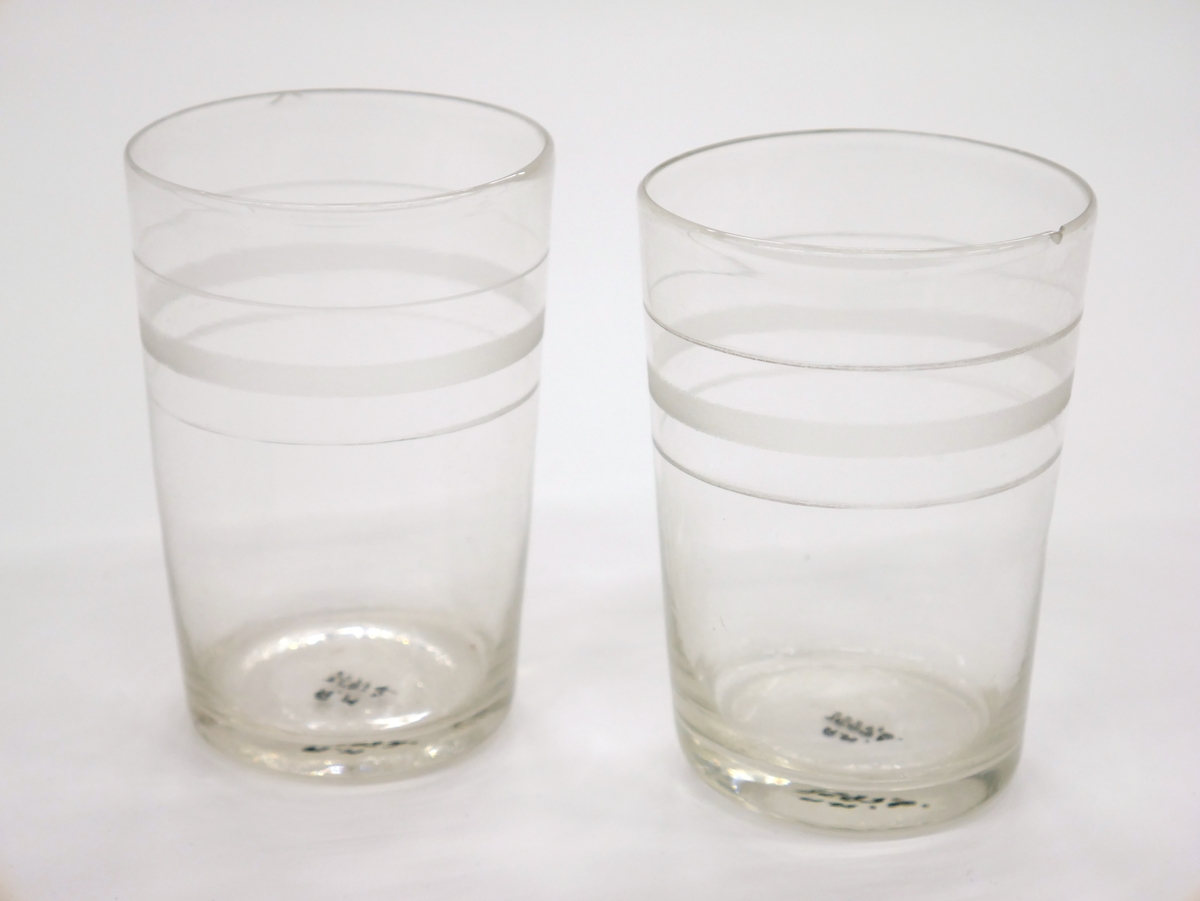 Glas med slipad dekor av en bred och två smala linjer.