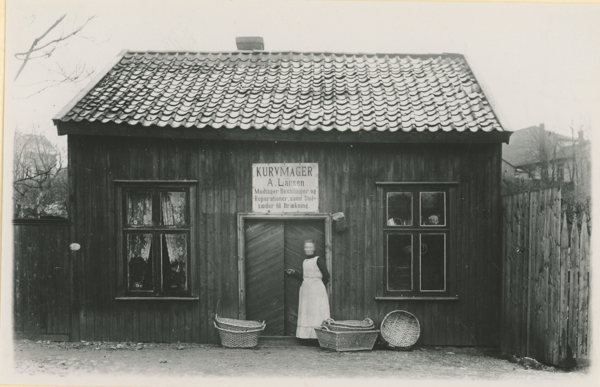 Fjordveien, to bilder, 1910.

Bilde 1:
Nr. 2, bygget ca. 1860.

Bilde 2:
Nr. 4 "Fløterhuset", hvor bensinstasjonen nå ligger.
Bygget fra 1765. Kurvmaker A. Larsen holdt til her.