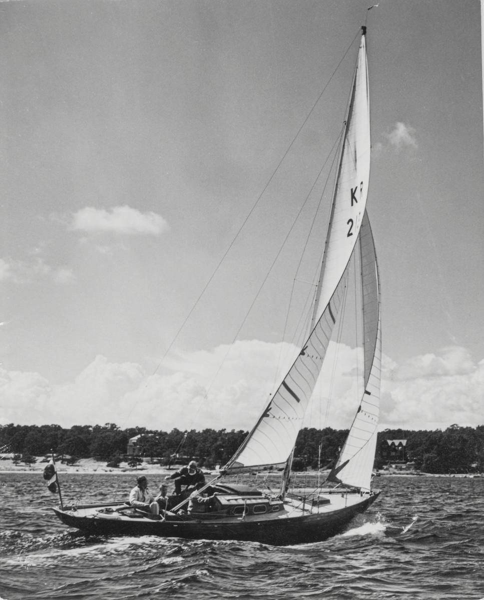 Från Bogskärsseglingen i juli 1953. Havskappsegling Sandhamn-Bogskären-Gotska Sandön.

På bild: Olle Enderlein, Claes Cederblad, Harley Hult och David Sundbaum.