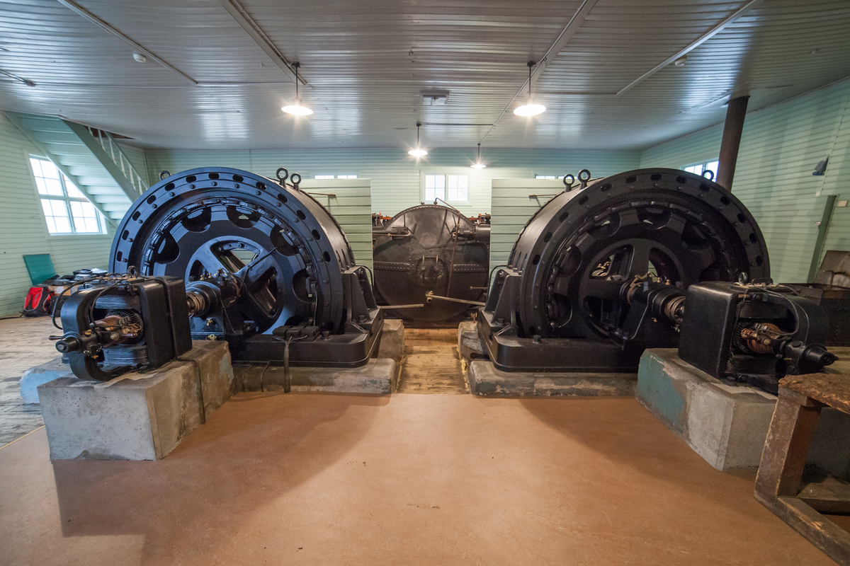 Generatorer i gamle Kuråsfossen kraftstasjon.