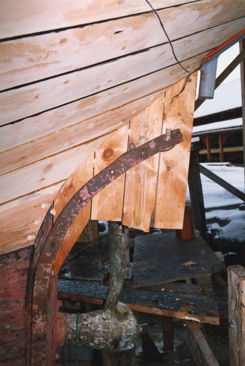 Dokumentasjonsbilder i serie fra restaureringa av båten M/B "Heland" ved Hardanger Fartøyvernsenter.