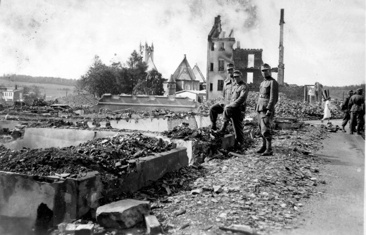 Tre tyske soldater ved ruiner i Namsos.