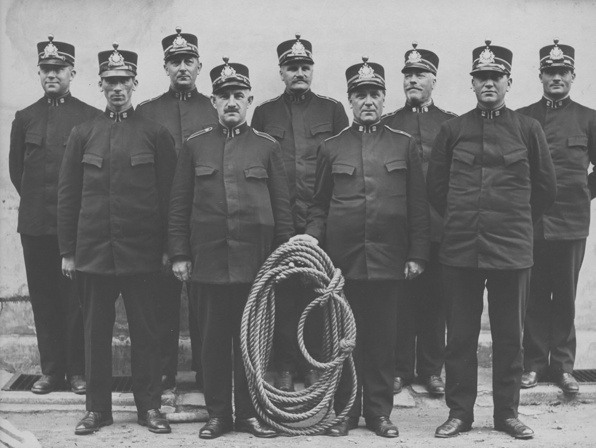 Gruppebilde av ni politifolk fra Trondheim i uniform M/1910